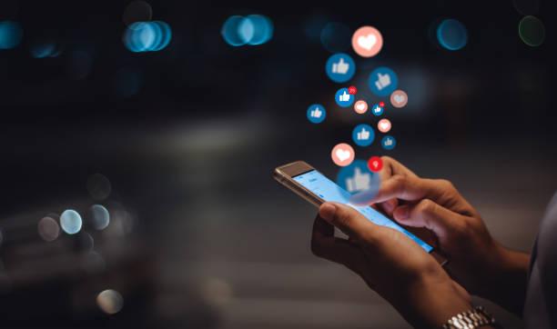 Scaling MongoDB: Embedding vs. Referencing for One-to-Many Relationships in Social Media Apps